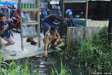 Pj Wali Kota Pekanbaru, Muflihun memeriksa gorong-gorong parit yang tersumbat akibat tumpukan sampah, Sabtu. (humas)