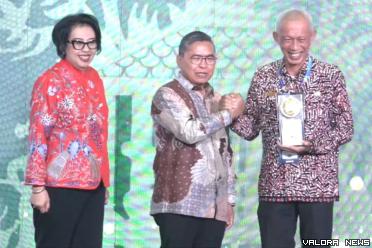 Sekda Pessel Mawardi Roska menerima Penghargaan Adipura dari Kementerian KLHK RI di Auditorium Dr Soedjarwo Gedung Manggala Wanabakti  KLHK RI Jakarta, Selasa (5/3/2024).FOTO: Dok Diskominfo Pessel
