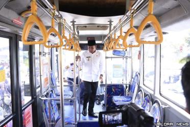 Wako Pekanbaru, Muflihun memeriksa kelayakan bus TMP yang disediakan gratis untuk ASN Setdako Pekanbaru, usai peluncuran, Rabu. (humas)