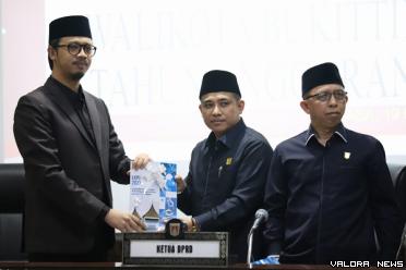 Ketua DPRD Bukittinggi, Benny Yusrial menerima nota pengantar LKPj Tahun 2023 dari Wako Bukittinggi, Erman Safar pada rapat paripurna, Selasa. (hamriadi)