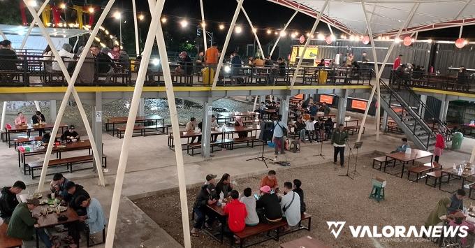 Pengunjung menikmati sajian yang tersedia di ratusan gerai pedagang kuliner di Stasiun Lambuang, Selasa. (hamriadi)