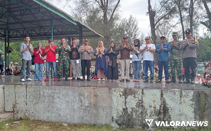 Wakil Bupati Pasbar, Risnawanto menutup kegiatan Pesta Pantai di Kecamatan Sasak Ranah  Pasisia, Ahad. (robi irwan)