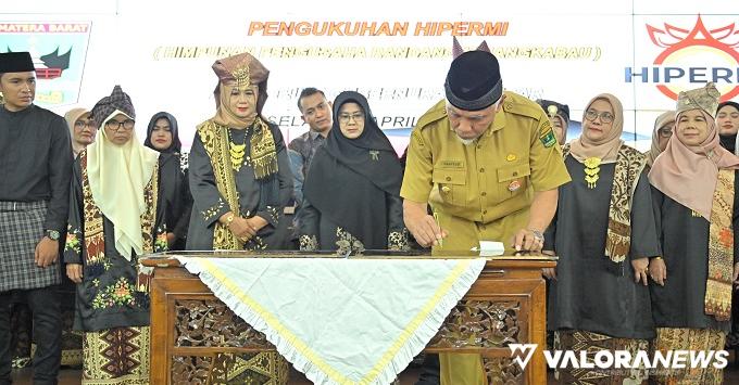 Gubernur Sumbar, Mahyeldi menandatangani berita acara pelantikan Hipermi Sumbar periode 2024-2027 di Auditorium Istana Gubernuran, Selasa. Sekaligus dilantik pengurus Hipermi kabupaten/kota serta pengurus Koperasi Hipermi. (humas)