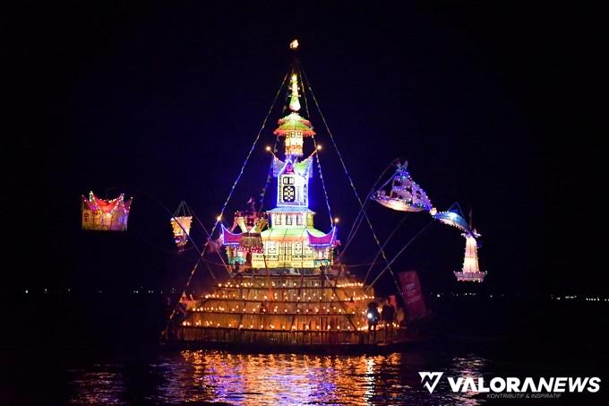 Sebuah rakik rakik dengan miniatur Jam Gadang, berlayar di tengah Danau Maninjau menyambut 1 Syawal 1445 H, Rabu malam.