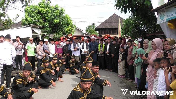 Bupati Pasbar, Hamsuardi bersama Risnawanto (Wabup) dan Titi Hamsuardi (Ketua TP-PKK) saat mengikuti Iring-iringan Bundo Kanduang Manjujuang Jamba dalam tradisi Manjalang Buya Lubuak Landua pada Hari Raya Anam Tahun 2024, Rabu. (robbi irwan)