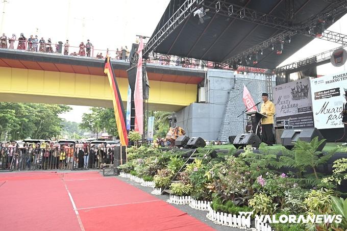 Gubernur Sumbar, Mahyeldi membuka secara resmi Festival Rakyat Muaro Padang yang digelar Pemko Padang di Bawah Jematan Siti Nurbaya, Jumat. (humas)