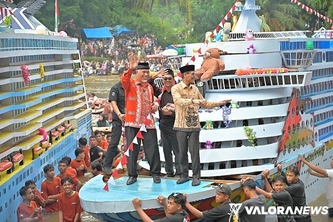 Gubernur Sumatera Barat (Sumbar) Mahyeldi bersama Safarudin (Bupati Limapuluh Kota) menaiki kapal pada event Alek Bakajang yang merupakan tradisi berusia ratusan tahun di Luhak Nan Limapuluah, Rabu. (humas)