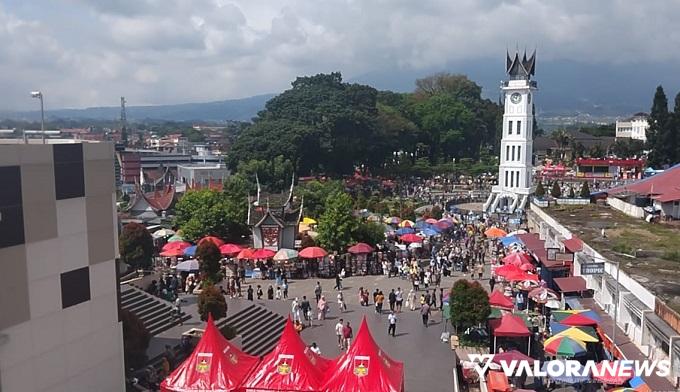 Pedistrian Jam Gadang masih diminati wisatawan pada hari pertama kerja pasclibur lebaran Idul Fitri 1445 H, Selasa. (hamriadi)