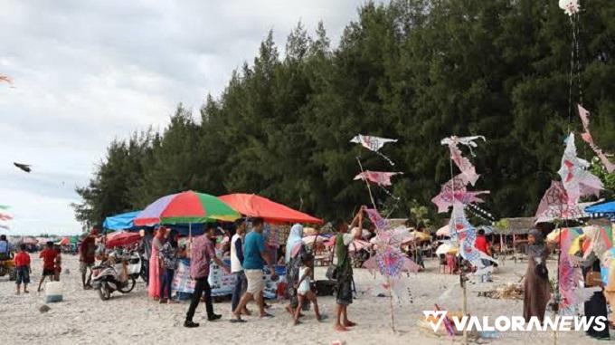 Pengunjung memadati Pantai Pasia Tiku di Kecamatan Tanjung Mutiara selama Libur Lebaran Idul Fitri 1445 H. (humas)
