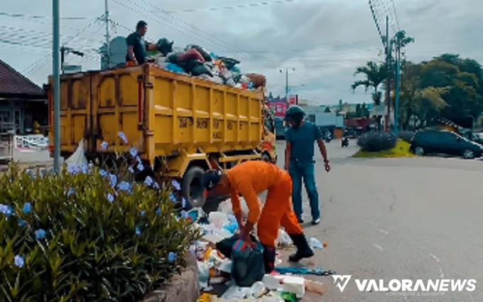 Petugas kebersihan tengah mengangkat sampah di perempatan Simpang Mandiangin, Bukittinggi, Sabtu. (hamriadi)