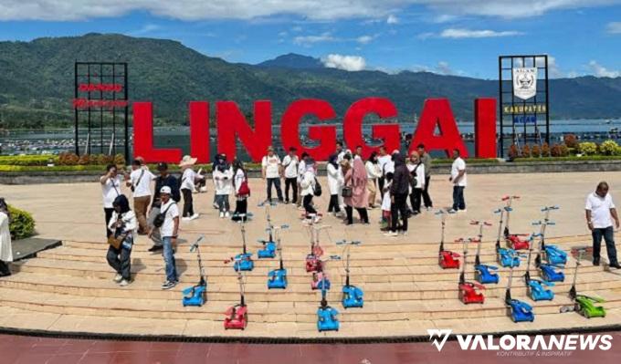Spot instragramable Linggai Park yang berada di pinggir Danau Maninjau. (humas)