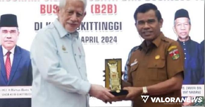 Sekretaris Daerah Bukittinggi, Martias Wanto menerima cenderamata dari YB Datuk Kamarudin Md Nor, selaku Pengerusi Jawatan Kuasa Pelancong Kebudayaan, Kesenian dan Warisan Negeri Kelatan, di balairung rumah dinas wali kota, Selasa. (hamriad)