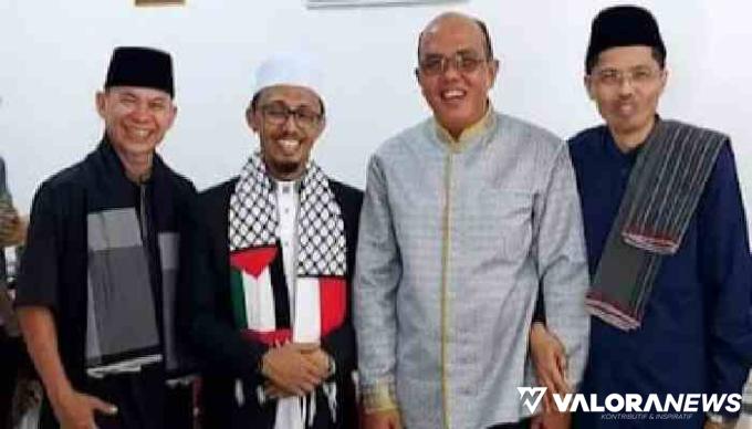 Ketua DPRD Sumbar, Supardi bersama Irsyad Safar (wakil ketua DPRD), Raflis (Sekwan), Zardi Syahrir (Kabag Persidangan) foto bersama usai kegiatan open house, Rabu siang. (humas)