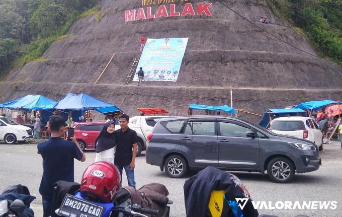 Perbatasan Malalak dengan Kabupaten Padang Pariaman, jadi salah satu spot menarik bagi warga yang melintasi ruas jalan alternatif menuju Bukittinggi dari Kota Padang selama libur lebaran 2024 ini. (humas)