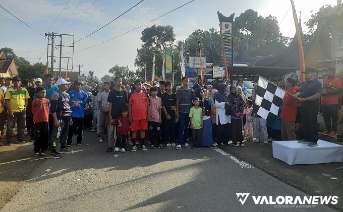 Asisten erekonomian dan Pembangunan Agam, Jetson saat mewakili Bupati Agam melepas kegiatan Jalan Sehat dalam rangka memeriahkan Hari Raya Idul Fitri, Ahad pagi. (humas)