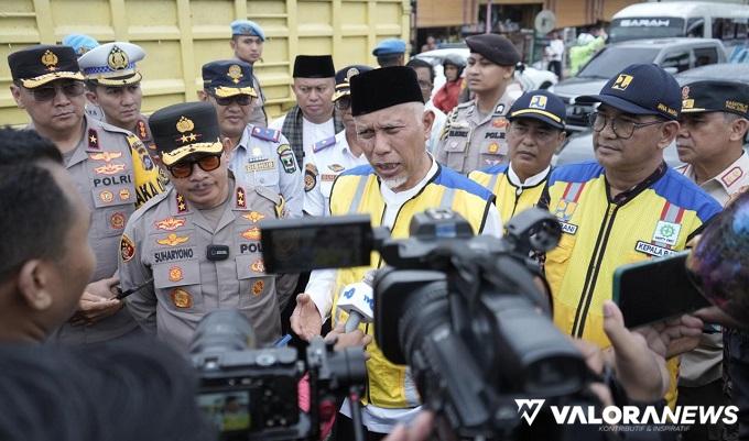 Gubernur Sumbar, Mahyeldi didampingi Kapolda Sumbar, Irjen Suharyono beserta jajaran, meninjau banjir lahar dingin di Nagari Bukik Batabuah, Agam, sehari setelah kejadian,5 April 2024 lalu. (humas)