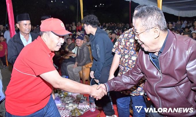 Bupati Agam, Andri Warman menyalami tokoh nagari Balingka yang juga tokoh pers nasional, Karni Ilyas pada agenda KIM di Lapangan Nagari Balingka, Kamis (11/4/2024) malam. (humas)