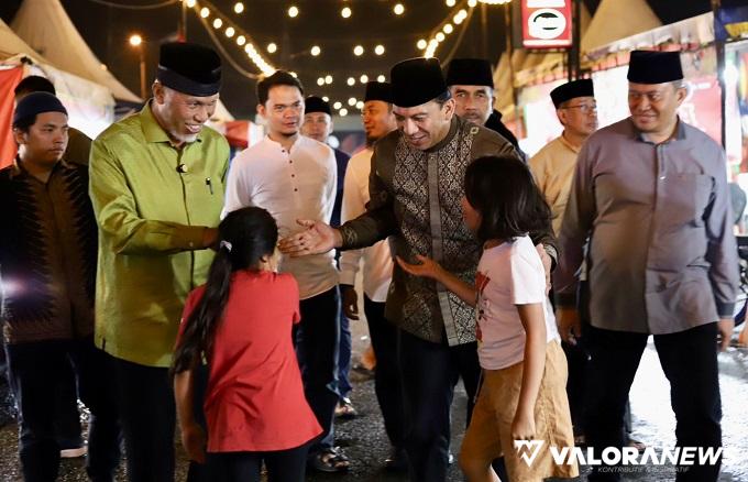 Pj Wako Padang Panjang, Sony Budaya Putra menemani Gubernur Sumbar, Mahyeldi berkeliling Pasar Kuliner disela agenda Safari Ramadhan Pemprov Sumbar di kota Serambi Mekah itu. (humas)