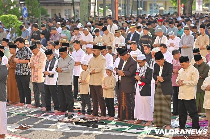 Gubernur Sumbar, Mahyeldi bersama Audy Joinaldy (Wagub), Supardi (ketua DPRD), Irsyad Syafar (khatib shalat Ied), saat menunaikan Shalat Idul Fitri di halaman gubernuran Sumbar, Rabu pagi. (humas)