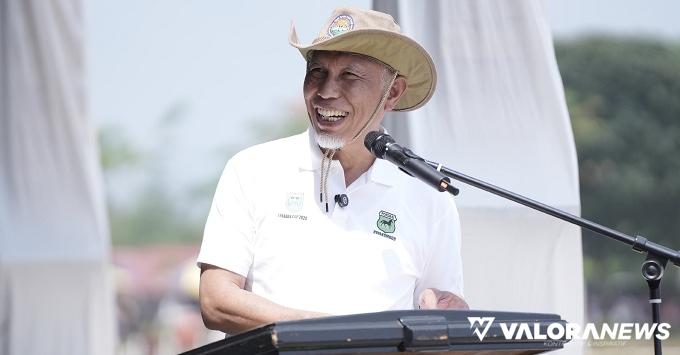 Gubernur Sumbar, Mahyeldi memberikan sambutan pada iven Pacu Kuda Payakumbuh Lebaran Cup 2024 di Gelanggang Pacuak Kuda Kubu Gadang, Payakumbuh, Ahad. (humas)
