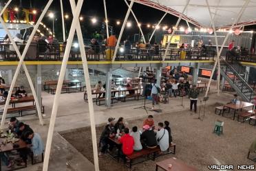 Pengunjung menikmati sajian yang tersedia di ratusan gerai pedagang kuliner di Stasiun Lambuang, Selasa. (hamriadi)