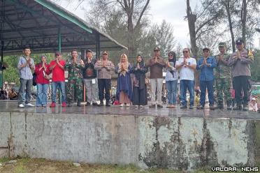 Wakil Bupati Pasbar, Risnawanto menutup kegiatan Pesta Pantai di Kecamatan Sasak Ranah  Pasisia, Ahad. (robi irwan)