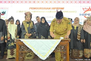Gubernur Sumbar, Mahyeldi menandatangani berita acara pelantikan Hipermi Sumbar periode 2024-2027 di Auditorium Istana Gubernuran, Selasa. Sekaligus dilantik pengurus Hipermi kabupaten/kota serta pengurus Koperasi Hipermi. (humas)