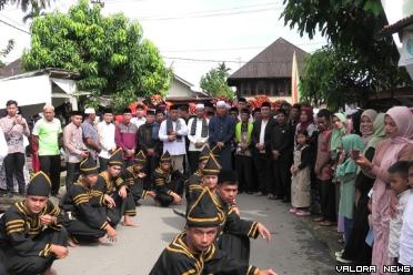 Bupati Pasbar, Hamsuardi bersama Risnawanto (Wabup) dan Titi Hamsuardi (Ketua TP-PKK) saat mengikuti Iring-iringan Bundo Kanduang Manjujuang Jamba dalam tradisi Manjalang Buya Lubuak Landua pada Hari Raya Anam Tahun 2024, Rabu. (robbi irwan)