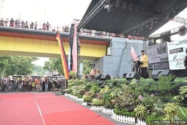 Gubernur Sumbar, Mahyeldi membuka secara resmi Festival Rakyat Muaro Padang yang digelar Pemko Padang di Bawah Jematan Siti Nurbaya, Jumat. (humas)