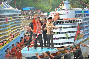 Gubernur Sumatera Barat (Sumbar) Mahyeldi bersama Safarudin (Bupati Limapuluh Kota) menaiki kapal pada event Alek Bakajang yang merupakan tradisi berusia ratusan tahun di Luhak Nan Limapuluah, Rabu. (humas)
