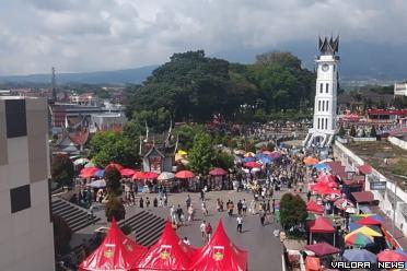 Pedistrian Jam Gadang masih diminati wisatawan pada hari pertama kerja pasclibur lebaran Idul Fitri 1445 H, Selasa. (hamriadi)