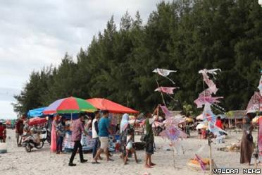 Pengunjung memadati Pantai Pasia Tiku di Kecamatan Tanjung Mutiara selama Libur Lebaran Idul Fitri 1445 H. (humas)