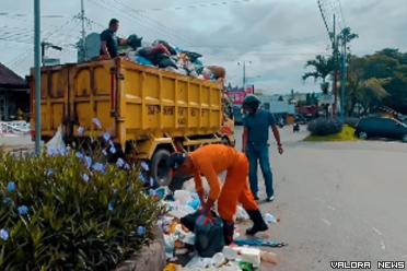 Petugas kebersihan tengah mengangkat sampah di perempatan Simpang Mandiangin, Bukittinggi, Sabtu. (hamriadi)