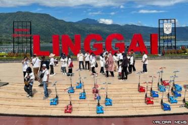 Spot instragramable Linggai Park yang berada di pinggir Danau Maninjau. (humas)