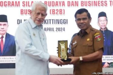 Sekretaris Daerah Bukittinggi, Martias Wanto menerima cenderamata dari YB Datuk Kamarudin Md Nor, selaku Pengerusi Jawatan Kuasa Pelancong Kebudayaan, Kesenian dan Warisan Negeri Kelatan, di balairung rumah dinas wali kota, Selasa. (hamriad)