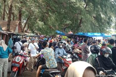 Pengunjung memadati objek wisata Pasia Tiku, kecamatan Tanjung Raya pada Libur Lebaran Idul Fitri 2024 ini. (humas)