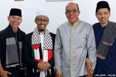 Ketua DPRD Sumbar, Supardi bersama Irsyad Safar (wakil ketua DPRD), Raflis (Sekwan), Zardi Syahrir (Kabag Persidangan) foto bersama usai kegiatan open house, Rabu siang. (humas)