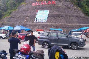 Perbatasan Malalak dengan Kabupaten Padang Pariaman, jadi salah satu spot menarik bagi warga yang melintasi ruas jalan alternatif menuju Bukittinggi dari Kota Padang selama libur lebaran 2024 ini. (humas)