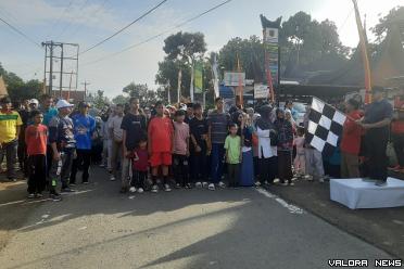 Asisten erekonomian dan Pembangunan Agam, Jetson saat mewakili Bupati Agam melepas kegiatan Jalan Sehat dalam rangka memeriahkan Hari Raya Idul Fitri, Ahad pagi. (humas)