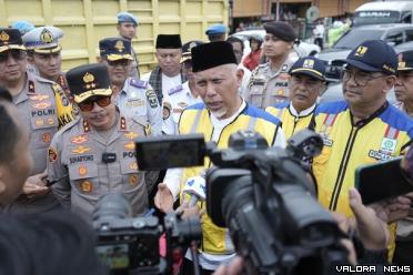 Gubernur Sumbar, Mahyeldi didampingi Kapolda Sumbar, Irjen Suharyono beserta jajaran, meninjau banjir lahar dingin di Nagari Bukik Batabuah, Agam, sehari setelah kejadian,5 April 2024 lalu. (humas)