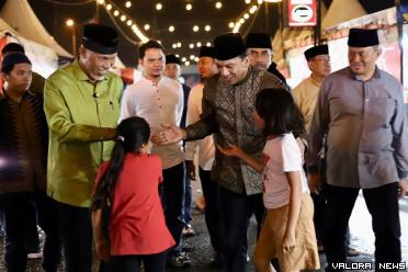 Pj Wako Padang Panjang, Sony Budaya Putra menemani Gubernur Sumbar, Mahyeldi berkeliling Pasar Kuliner disela agenda Safari Ramadhan Pemprov Sumbar di kota Serambi Mekah itu. (humas)