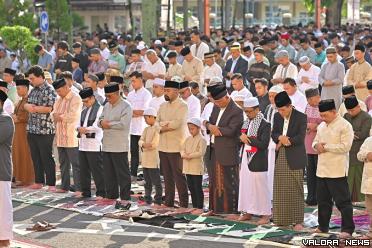 Gubernur Sumbar, Mahyeldi bersama Audy Joinaldy (Wagub), Supardi (ketua DPRD), Irsyad Syafar (khatib shalat Ied), saat menunaikan Shalat Idul Fitri di halaman gubernuran Sumbar, Rabu pagi. (humas)