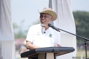 Gubernur Sumbar, Mahyeldi memberikan sambutan pada iven Pacu Kuda Payakumbuh Lebaran Cup 2024 di Gelanggang Pacuak Kuda Kubu Gadang, Payakumbuh, Ahad. (humas)
