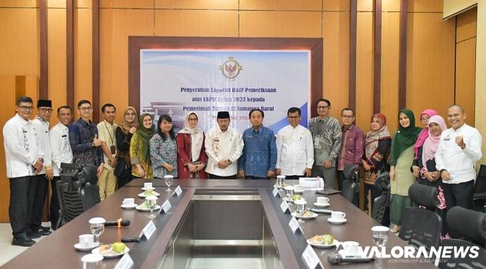 Kepala BPK Perwakilan Sumbar, Arif Agus foto bersama Bupati Agam, Andri Warman didampingi Novi Irwan (Ketua DPRD) serta staf usai penyerahan hasil pemeriksaan LKPD Tahun 2023, di Ruang Rapat Lantai 2 Gedung A Kantor BPK Sumbar di Padang. (humas)