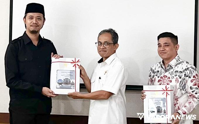 Kepala BPK RI Wilayah Sumbar, Arif Agus serahkan LHP terhadap LKPD Tahun 2023 pada Wako Bukittingi, Erman Safar dan Beny Yusrial (Ketua DPRD) di Kantor BPK RI Perwakilan Sumatra Barat, Padang. (humas)