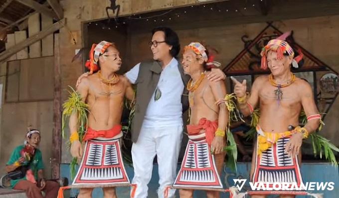 Direktur Utama PT Aviasi Pariwisata Indonesia (Injourney), Dony Oskaria disambut dengan tarian khas adat Mentawai, saat kunjungan ke Kabupaten Kepulauan Mentawai, Jumat. (istimewa)