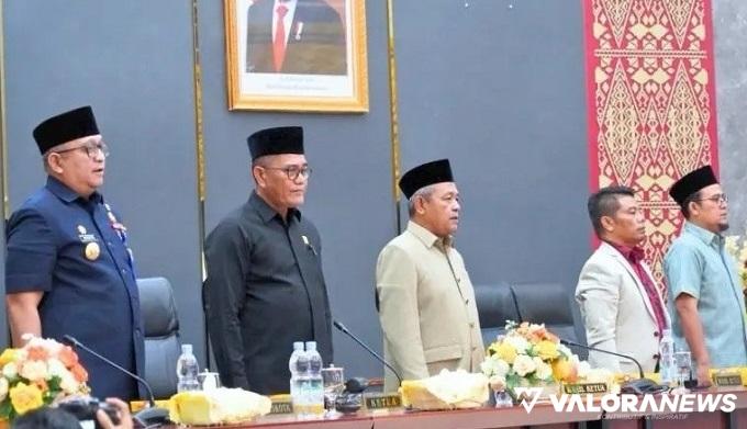 Ketua  DPRD Padang, Syafrial Kani bersama wakil ketua, Arnedi Yarmen dan Ilham Maulana serta Pj Wako Padang, Andree Algamar dan Sekwan, Hendrizal Azhar saat pembukaan rapat paripurna, Rabu.