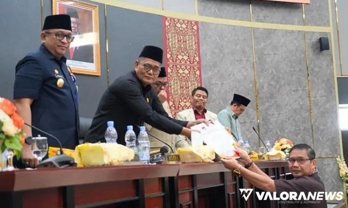 Ketua DPRD Padang, Syafrial Kani didampingi Andree Algamar (Pj Wako) dan pimpinan dewan lainnya, menerima laporan Pansus terkait Ranperda Laporan Pertanggungjawaban Pelaksanaan APBD Padang Tahun 2023, Rab. (humas)