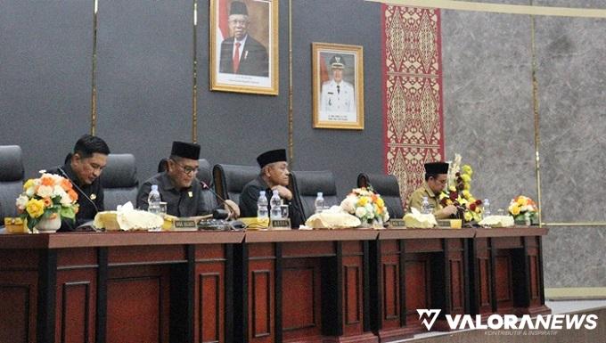 Ketua DPRD Padang, Syafrial Kani didampingi Ekos Albar (Wawako Padang) saat pimpin rapat paripurna dengan agenda Tutup Masa Sidang I dan Buka Masa Sidang II tahun 2024, Selasa (30/4/2024) sore. (humas)