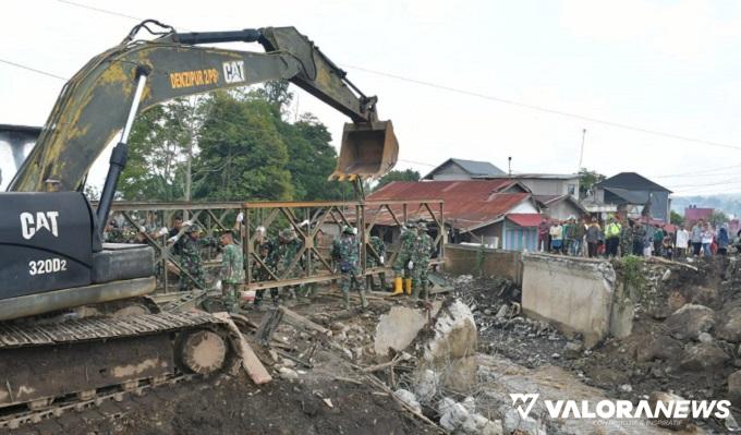 Alat berat dikerahkan untuk pemasangan Jembatan Bailey, pengganti Jembatan Kasiak di Nagari Bukit Batabuah, Ahad. Pengerjaan pemasangan jembatan ini dikerjasakan personel TNI . (humas)